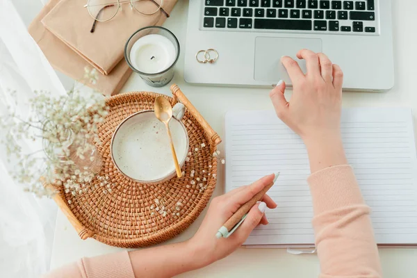 Home Office Lavoro Mani Femminili Cappuccino Vassoio Vimini Primavera Home — Foto Stock