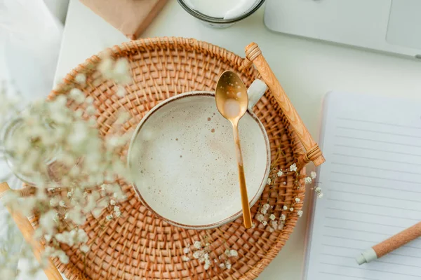 Colazione Letto Cappuccino Vassoio Vimini Primavera Home Decor — Foto Stock