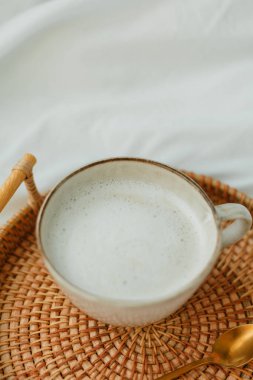 Yatakta kahvaltı, kapuçino, hasır tepsi, bahar, ev dekorasyonu..