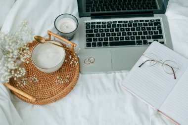 İçişleri Bakanlığı. Çalış. Laptop, kahve, çiçekler, bahar, ev dekorasyonu.