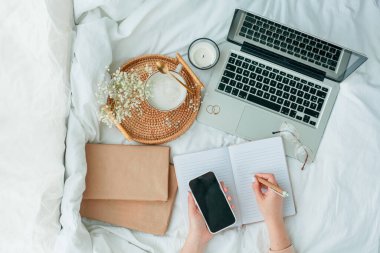 İçişleri Bakanlığı. Çalış. Laptop, kahve, çiçekler, bahar, ev dekorasyonu.