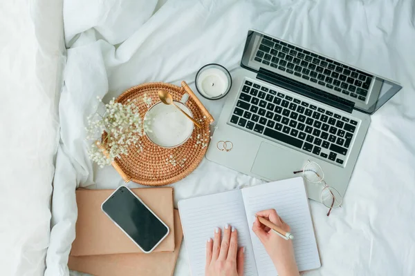 Ministero Degli Interni Lavoro Computer Portatile Caffè Fiori Primavera Arredamento — Foto Stock