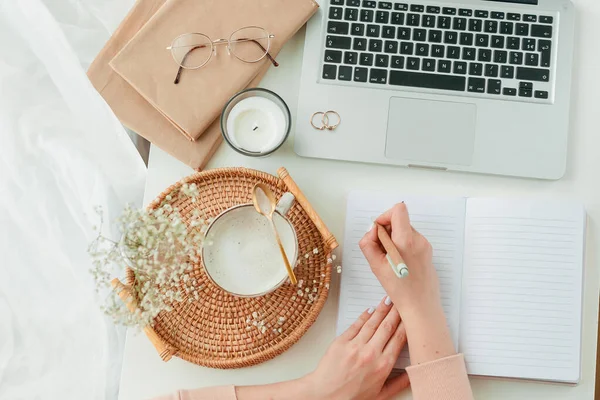 Ministero Degli Interni Lavoro Computer Portatile Caffè Fiori Primavera Arredamento — Foto Stock