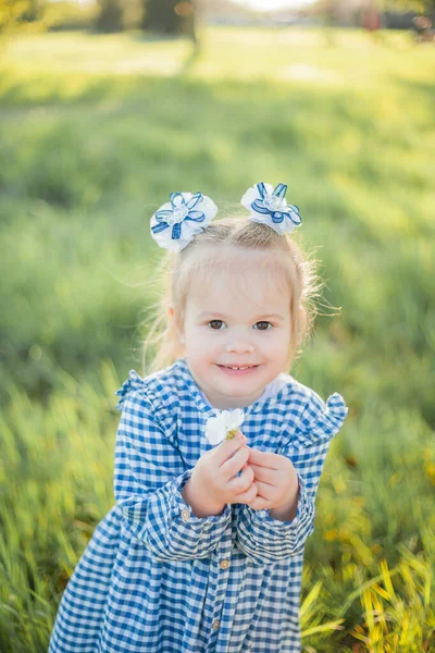 Beautiful Little Girl Resting Picnic Blooming Garden White Flowers Spring — Stock Photo, Image