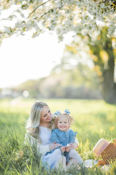 Beautiful Young Mother Her Little Daughter Resting Picnic Flowering Garden — Stock Photo, Image