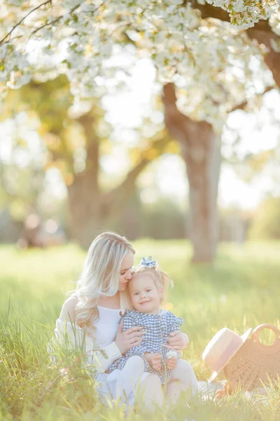 Een Mooie Jonge Moeder Met Haar Dochtertje Rust Uit Een — Stockfoto