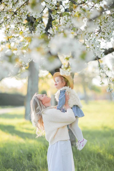 Beautiful Young Mother Her Little Daughter Resting Picnic Flowering Garden — Stock Photo, Image