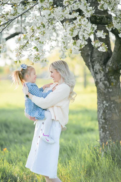 Beautiful Young Mother Her Little Daughter Resting Picnic Flowering Garden — Stock Photo, Image