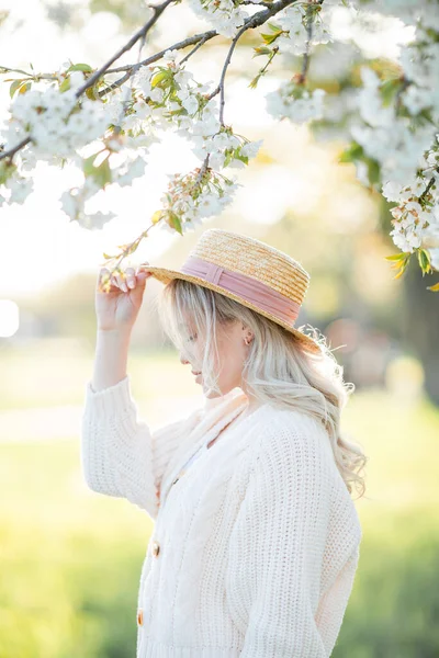 Güzel Genç Bir Kadın Çiçek Açan Bir Bahçede Piknikte Dinleniyor — Stok fotoğraf
