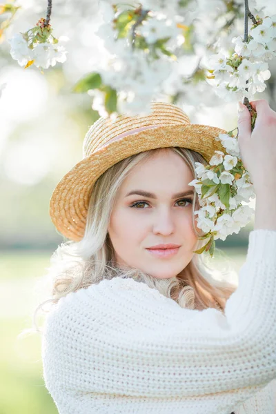 Hermosa Joven Está Descansando Picnic Jardín Floreciente Flores Blancas Primavera — Foto de Stock