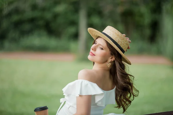 Hamile Güzel Bir Kadın Parkta Cappuccino Içiyor Bahar — Stok fotoğraf