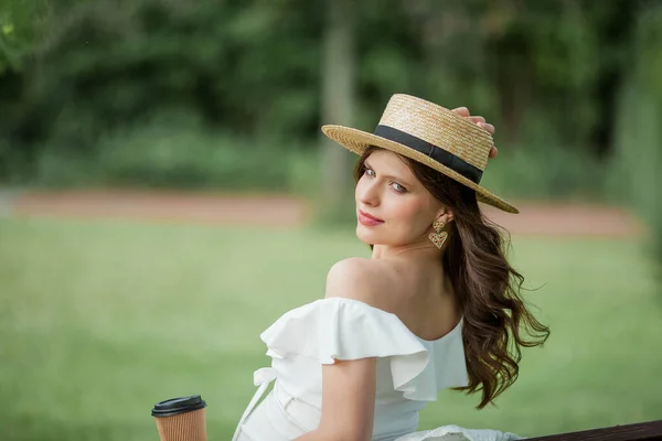 Hamile Güzel Bir Kadın Parkta Cappuccino Içiyor Bahar — Stok fotoğraf