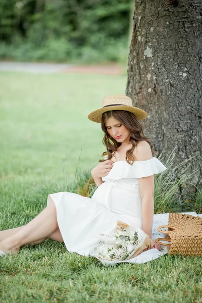 Portret Pięknej Młodej Kobiety Ciąży Naturze Szczęście Lato — Zdjęcie stockowe
