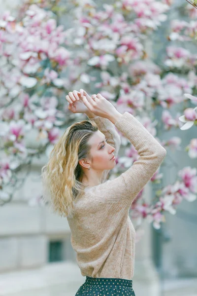 Belle Jeune Blonde Près Arbre Magnolia Fleurs Printemps Été — Photo