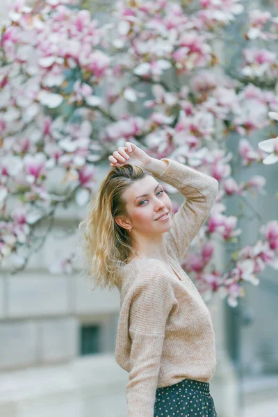 Krásná Mladá Blondýna Poblíž Kvetoucího Stromu Magnolia Jaro Léto — Stock fotografie