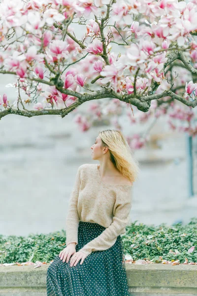 Linda Jovem Loira Perto Uma Árvore Magnolia Florescente Primavera Verão — Fotografia de Stock