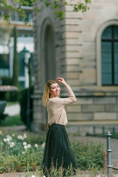 Красивая Молодая Женщина Улице Европейского Города Путешествия Счастье — стоковое фото