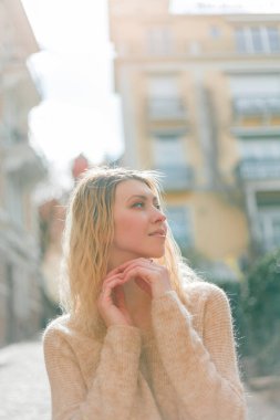 Bir Avrupa şehrinin sokaklarında güzel bir genç kadın. Seyahat. Mutluluk.