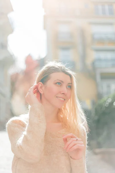 Beautiful Young Woman Street European City Travels Happiness — Stock Photo, Image