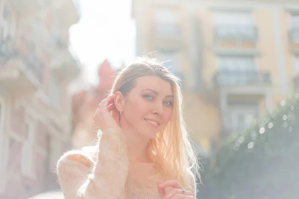 Piękna Młoda Kobieta Ulicy Europejskiego Miasta Podróżuje Szczęście — Zdjęcie stockowe