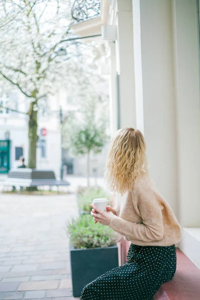 Mooie Jonge Vrouw Drinkt Koffie Straat Gaan Van Een Europese — Stockfoto
