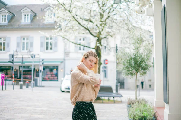 Mooie Jonge Vrouw Drinkt Koffie Straat Gaan Van Een Europese — Stockfoto