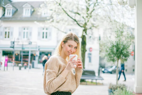 Mooie Jonge Vrouw Drinkt Koffie Straat Gaan Van Een Europese — Stockfoto