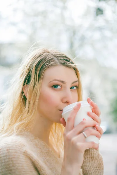 Hermosa Joven Bebe Café Para Calle Una Ciudad Europea Felicidad — Foto de Stock