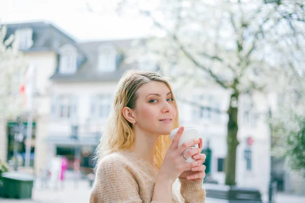 Красивая Молодая Женщина Пьет Кофе Выйти Улицу Европейского Города Счастье — стоковое фото