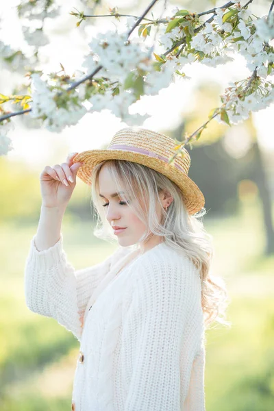 Hermosa Joven Está Descansando Picnic Jardín Floreciente Flores Blancas Primavera — Foto de Stock