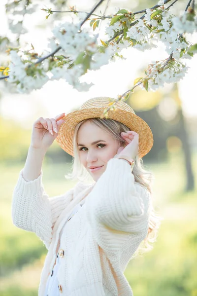 Belle Jeune Femme Repose Sur Pique Nique Dans Jardin Fleuri — Photo