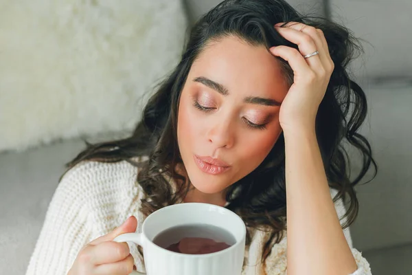 Joven Mujer Feliz Trabaja Ordenador Portátil Naturaleza Cuarentena Freelancer Ciudad — Foto de Stock