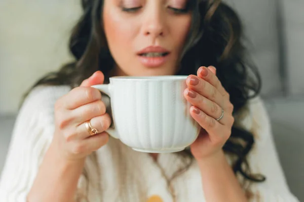 Joven Mujer Feliz Trabaja Ordenador Portátil Naturaleza Cuarentena Freelancer Ciudad — Foto de Stock