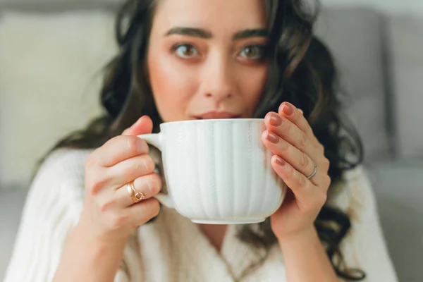 Joven Mujer Feliz Trabaja Ordenador Portátil Naturaleza Cuarentena Freelancer Ciudad — Foto de Stock