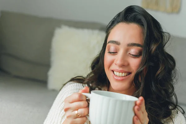 Joven Mujer Feliz Trabaja Ordenador Portátil Naturaleza Cuarentena Freelancer Ciudad — Foto de Stock