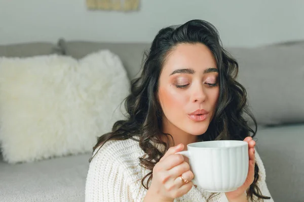 Joven Mujer Feliz Trabaja Ordenador Portátil Naturaleza Cuarentena Freelancer Ciudad — Foto de Stock