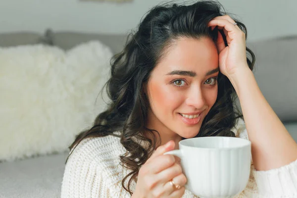 Joven Mujer Feliz Trabaja Ordenador Portátil Naturaleza Cuarentena Freelancer Ciudad — Foto de Stock