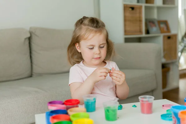 Liten Söt Flicka Skulpterar Från Färgad Plasticine Utveckling Barn — Stockfoto