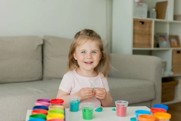 Liten Söt Flicka Skulpterar Från Färgad Plasticine Utveckling Barn — Stockfoto