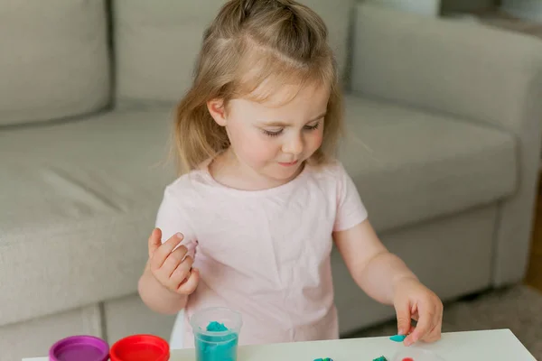 Piccola Ragazza Carina Scolpisce Plastilina Colorata Sviluppo Dei Bambini — Foto Stock