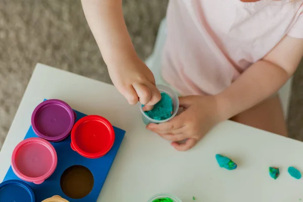 Piccola Ragazza Carina Scolpisce Plastilina Colorata Sviluppo Dei Bambini — Foto Stock