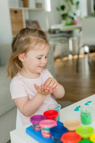 Liten Söt Flicka Skulpterar Från Färgad Plasticine Utveckling Barn — Stockfoto