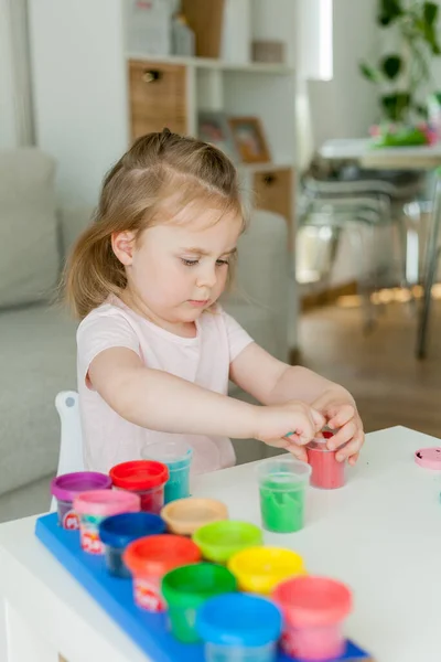 Liten Söt Flicka Skulpterar Från Färgad Plasticine Utveckling Barn — Stockfoto