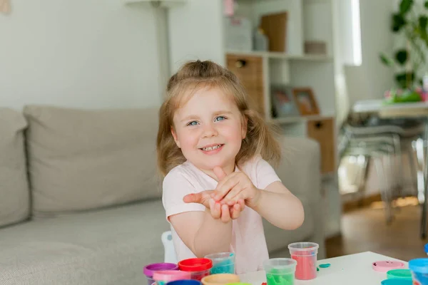 Liten Söt Flicka Skulpterar Från Färgad Plasticine Utveckling Barn — Stockfoto