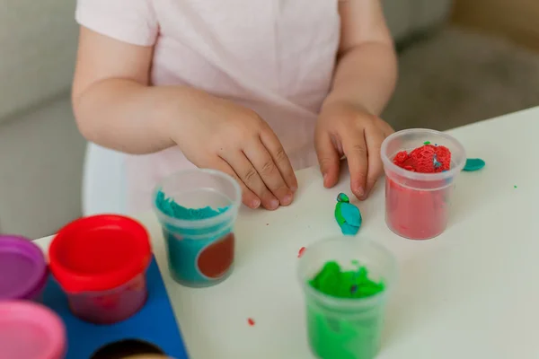 Liten Söt Flicka Skulpterar Från Färgad Plasticine Utveckling Barn — Stockfoto