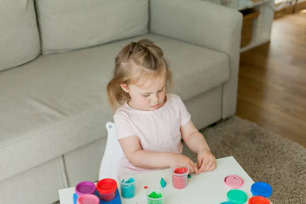 Piccola Ragazza Carina Scolpisce Plastilina Colorata Sviluppo Dei Bambini — Foto Stock