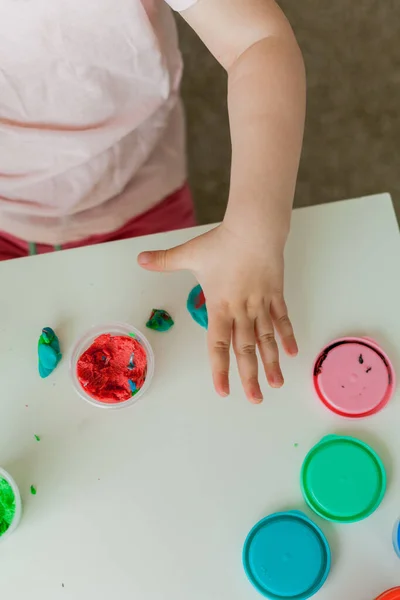Liten Söt Flicka Skulpterar Från Färgad Plasticine Utveckling Barn — Stockfoto