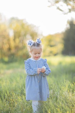 Çiçek açan bir bahçede piknikte dinlenen güzel küçük kız. Beyaz çiçekler. Bahar.