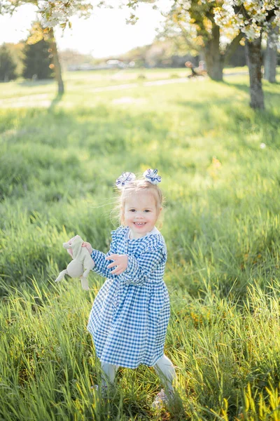 Beautiful Little Girl Resting Picnic Blooming Garden White Flowers Spring — Stock Photo, Image