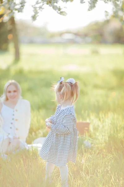 Piękna Młoda Matka Córeczką Odpoczywają Pikniku Kwitnącym Ogrodzie Białe Kwiaty — Zdjęcie stockowe